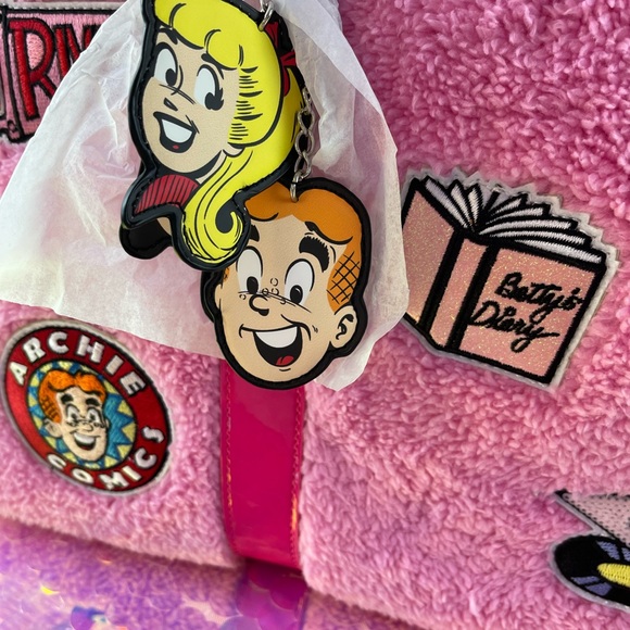 Everything’s Archie Fuzzy Bubble Gum pink Weekender - Picture 7 of 8